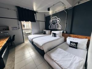 Postel nebo postele na pokoji v ubytování Blu Monkey Hub & Hotel Surat Thani