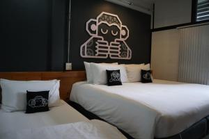 Postel nebo postele na pokoji v ubytování Blu Monkey Hub & Hotel Surat Thani