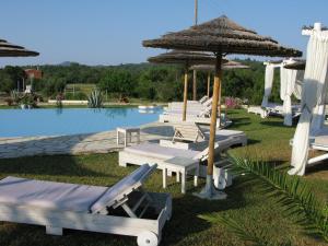 Bazén v ubytování PULADES RESORT nebo v jeho okolí