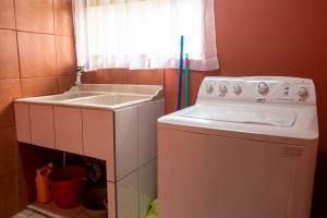 Φωτογραφία από το άλμπουμ του Cozy 3 Bedroom House 5mins from the Airport σε Alajuela