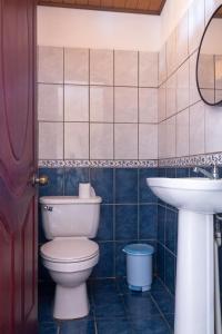 Ένα μπάνιο στο Cozy 3 Bedroom House 5mins from the Airport +16 φωτογραφίες