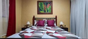 Ένα ή περισσότερα κρεβάτια σε δωμάτιο στο Cozy 3 Bedroom House 5mins from the Airport