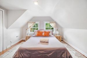 Un dormitorio con una cama grande con almohadas naranjas. en Urban Oasis Haven in St Catherine, en Louisville