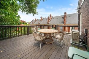 una terraza de madera con mesa y sillas en Urban Oasis Haven in St Catherine, en Louisville