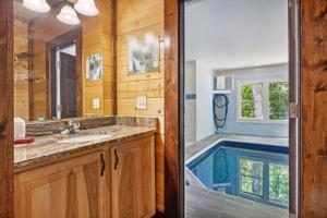 Πισίνα στο ή κοντά στο Mystical Creek Pool Lodge #600