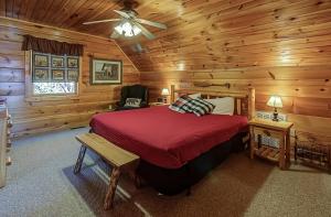 Un dormitorio con una cama en una cabaña de troncos en Bearview Heights #244, en Townsend 51 fotos más