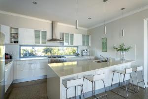 Η κουζίνα ή μικρή κουζίνα στο Banyandah I Private Properties +19 φωτογραφίες