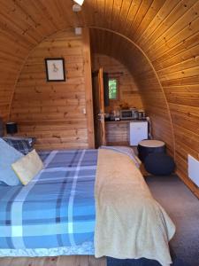 Llit o llits en una habitació de Log cabin