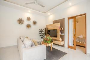 Un lugar para sentarse en Villa Tropicasa 1 by Bali Villa Solutions