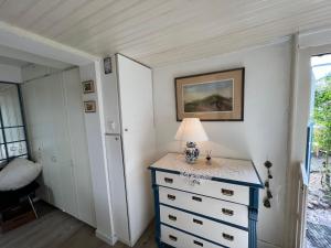 ein Schlafzimmer mit einer Kommode mit einer Lampe in der Unterkunft Zur Himmelsleiter in Westerland