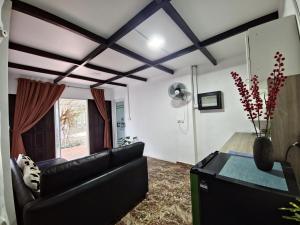 un soggiorno con divano nero e finestra di Koh Mak Garden View a Ko Mak