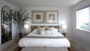 a bedroom with a large bed with white sheets and pillows at *NEW* Sunset Ridge Marysville 5 Beds 4 Baths in Marysville