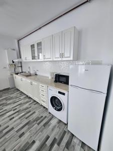 Køkken eller tekøkken på Lakeview Apartament + 4 billeder