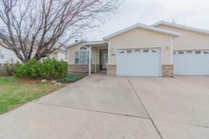 una casa con dos puertas de garaje y un camino de entrada en Traveler's Rest home, en Cedar City