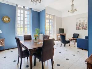 comedor con paredes azules, mesa y sillas en Apartment La Terasse, en Carcassonne 23 fotos más