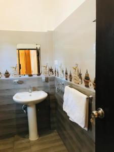 Koupelna v ubytování Sri White Villa Airport Boutique Hotel