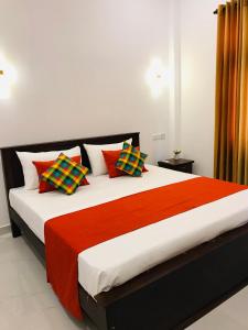 Postel nebo postele na pokoji v ubytování Sri White Villa Airport Boutique Hotel