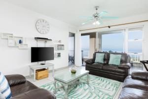 ein Wohnzimmer mit Sofa und Fernseher in der Unterkunft Laguna La Crete 12 in Uvongo Beach