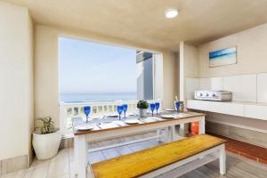 eine Küche mit einem Tisch und Meerblick in der Unterkunft Laguna La Crete 12 in Uvongo Beach