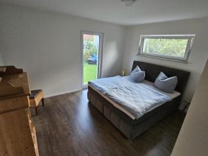 a bedroom with a bed and a window at Ferienwohnung Auszeit in Solnhofen