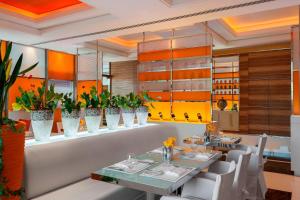 Un restaurante o sitio para comer en Four Points by Sheraton Bur Dubai