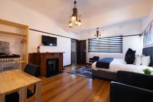 Un dormitorio con una cama y una sala de estar. en Dazzle Stay, en East London