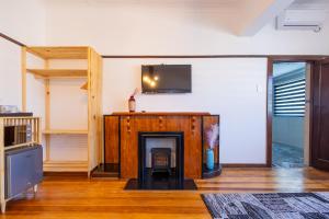 sala de estar con chimenea y TV en la pared en Dazzle Stay, en East London 40 fotos más