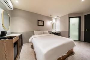 Postel nebo postele na pokoji v ubytování Yangju Hotel NO25