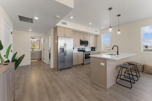 een keuken met roestvrijstalen apparatuur en houten kasten bij Boots at Kat's condo in St. George