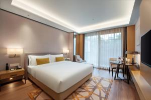 Postel nebo postele na pokoji v ubytování Dongguan Marriott Hotel