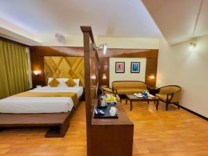Letto o letti in una camera di Hotel The Grand Manali - A River and Mountain View Resort, Manali #Private Parking #GYM