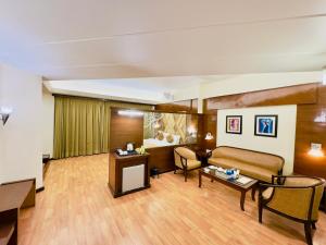Area soggiorno di Hotel The Grand Manali - A River and Mountain View Resort, Manali #Private Parking #GYM
