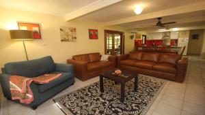a living room with two couches and a table at Moana Cottage, Stroll To Horseshoe Bay Beachfront in Horseshoe Bay +11 photos