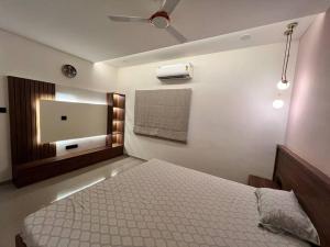 Postel nebo postele na pokoji v ubytování Luxurious 3bhk Villa in Vadodara