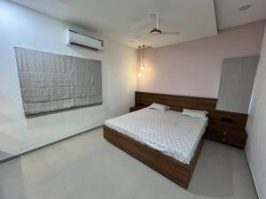 Postel nebo postele na pokoji v ubytování Luxurious 3bhk Villa in Vadodara + 2 fotografie