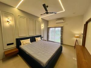 Postel nebo postele na pokoji v ubytování Luxurious 3bhk Villa in Vadodara