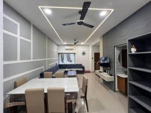 TV a/nebo společenská místnost v ubytování Luxurious 3bhk Villa in Vadodara