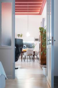 un soggiorno con un tavolo e una scultura nera di Palazzo Santa Ninfa - Luxury Mansion a Palermo