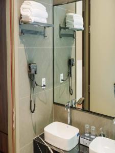 a bathroom with a sink and a mirror at Chuỗi Villa 7 ngủ - tuần Châu - Bể bơi riêng - BBQ - Đầy đủ tiện nghi in Ha Long +13 photos