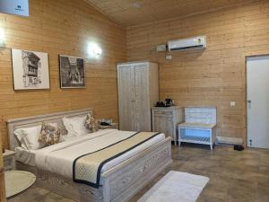 Ένα ή περισσότερα κρεβάτια σε δωμάτιο στο Bangaram Island Beach Resort WOODEN HUT
