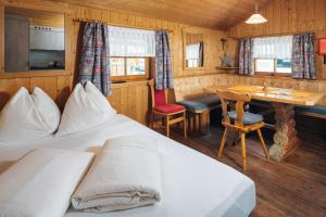 Posteľ alebo postele v izbe v ubytovaní Camping Dreiländereck Blockhütten & Apartments
