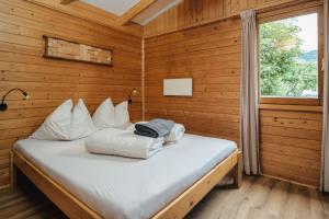 Posteľ alebo postele v izbe v ubytovaní Camping Dreiländereck Blockhütten & Apartments