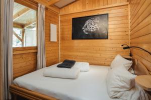 Posteľ alebo postele v izbe v ubytovaní Camping Dreiländereck Blockhütten & Apartments