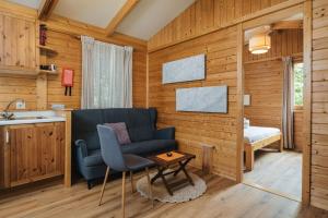 Televízia a/alebo spoločenská miestnosť v ubytovaní Camping Dreiländereck Blockhütten & Apartments
