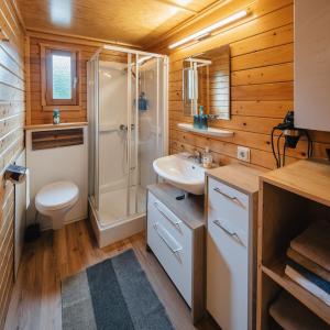 Kúpeľňa v ubytovaní Camping Dreiländereck Blockhütten & Apartments