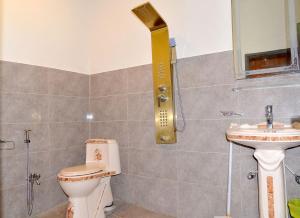 Bathroom sa Hotel Blangsa Indus View