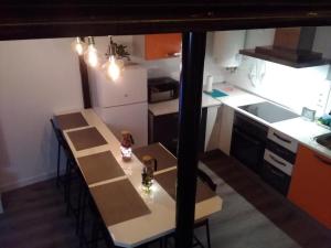 an overhead view of a kitchen with a small table at Encanto Cuenca - Puente Del Tiempo in Cuenca