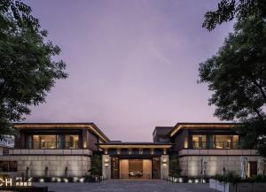 西安西安央辰酒店 Younch Hotel Xi'an的享有带灯的房屋外部景致