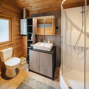 Kúpeľňa v ubytovaní Camping Dreiländereck Blockhütten & Apartments