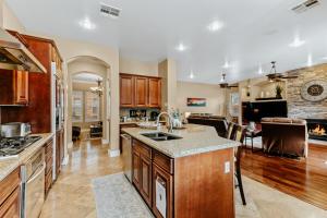 Dapur atau dapur kecil di Luxury Retreat with Heated Pool & Hidden Game Room home